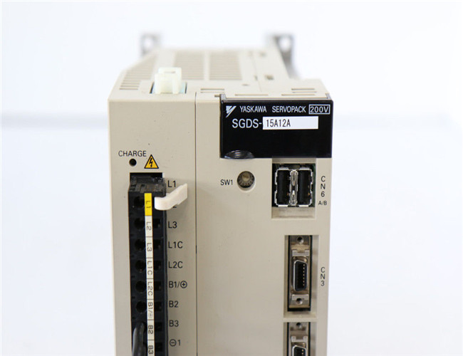 YYASKAWA SERVOPACK SGDS-15A12Aの産業Servoは出力11.6A 1.5KW日本を運転します 0