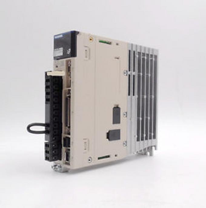 産業3つは2000ワット9.7Aサーボ モーター運転者Yaskawa SGDV-180A01A 002000を段階的に行ないます 1