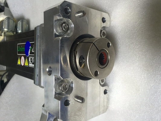 070UDD200XBCRA078140-SHPA新しい原物、黒は主要な色、制御技法のエマーソンUnimotorのサーボ モーターである。