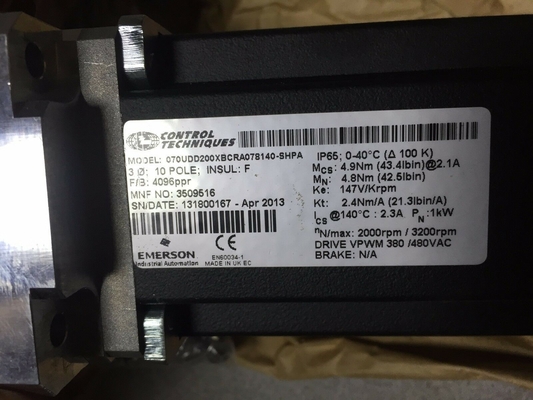 070UDD200XBCRA078140-SHPA新しい原物、黒は主要な色、制御技法のエマーソンUnimotorのサーボ モーターである。