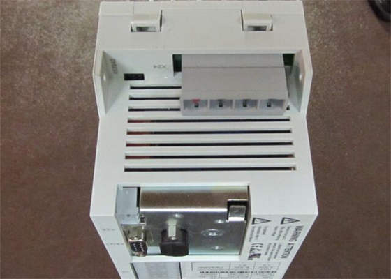 Lenze ECSCA008C4B SERVO DRIVE 入力電力: 2/PE DC 0-565 V / 675V 8 AMP
