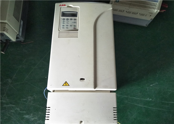 72A 48-63 Hz ACS800-01-0040-3+P901 ABB ACS800の一般目的シリーズは可変的な頻度インバーターを運転します