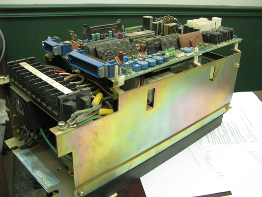 YASKAWA CACR-SR15SZ1SDY77 ACドライブ、1.5KW 200V、VS-800シリーズ1.5kW 200VACアナログ入力。