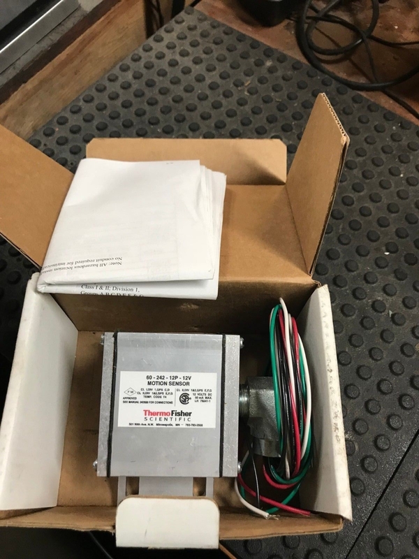 フィッシャー・ブランド デジタル・IO・モジュール 新しい60-242-12P-12V オリジナル・ボックス