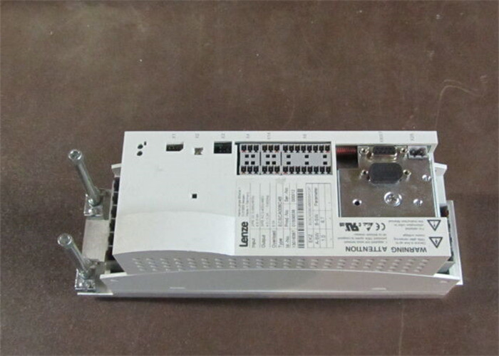Lenze ECSCA008C4B SERVO DRIVE 入力電力: 2/PE DC 0-565 V / 675V 8 AMP