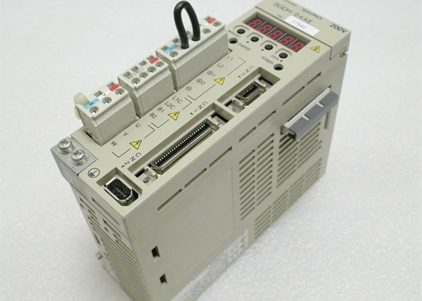 安川電機 SGDH-04AE 産業用サーボドライブ 200-230 VAC 50 / 60 Hz 30ワット 55 Kw