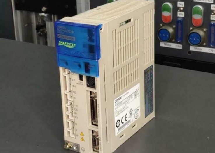 Omron R7D-AP02Hのサーボ運転者2A 200VはIGBTに基づいてデジタルすべてのサーボPWM方法に荷を積む