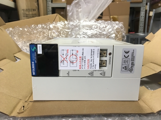 三菱はACサーボ アンプJ2極度のシリーズMR-J2S-70A-S011新しい原物を運転する