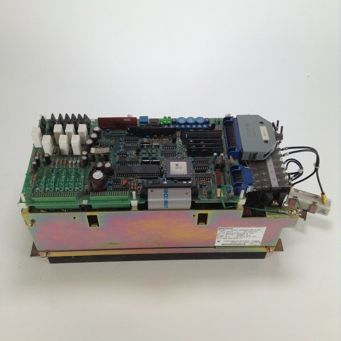 YASKAWA CACR-SR03SZ1SSY215のサーボ機構SERVOPACKのコントローラーCACR-SR CNCの軸線のコントローラー 1